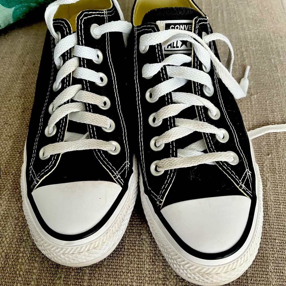 Classic Black Converse women’s 7 men’s 5